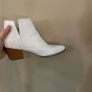 White v cut out faux snake leather ankle bootie pointed toe womens 7